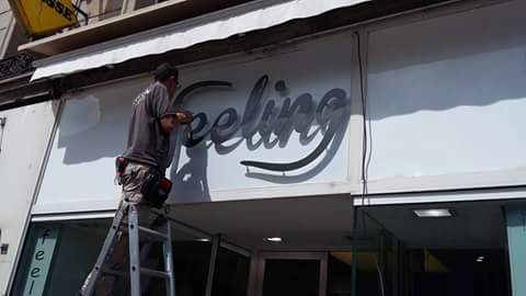 Pose de lettrage découper